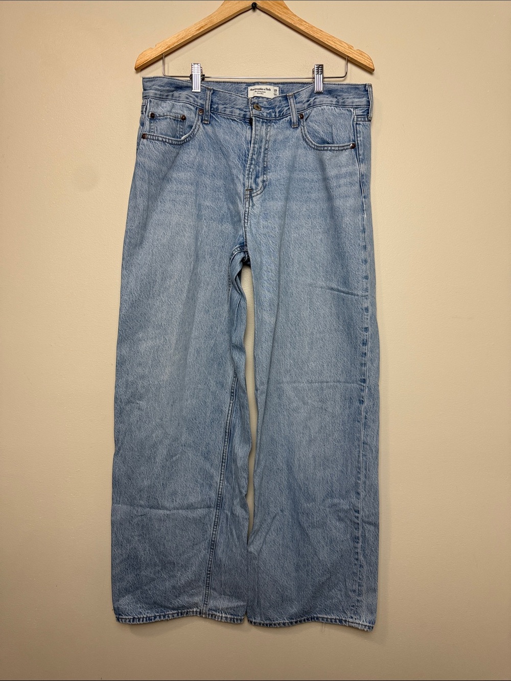 Abercrombie & Fitch the ultra loose lowrise Wide-Leg Jean size 29